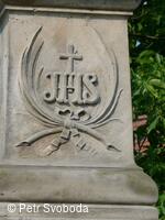 Kamenný kříž u kostela sv. Urbana